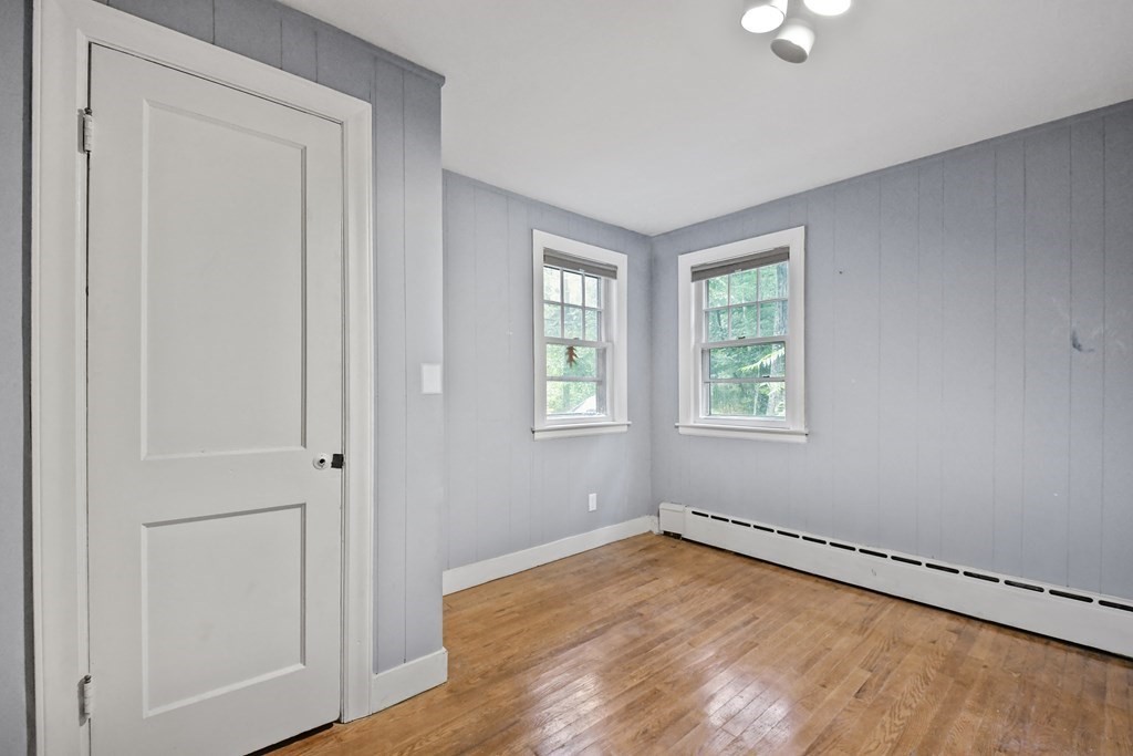 40 New Boston Road Sturbridge, MA 01566 - Photo 13 of 36 an empty room with a window