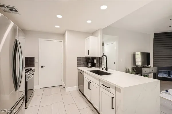 $2,000 | 8250 North Grand Canyon Drive, Unit 2051, Las Vegas, NV 89166