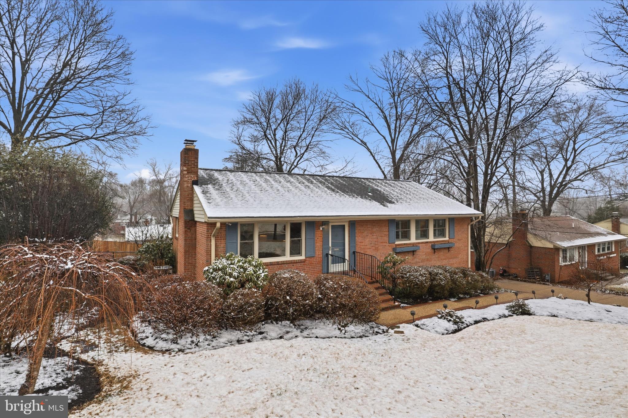 7921 Ellet Road Springfield, VA 22151 - Photo 2 of 44 Beautifully landscaped front yard