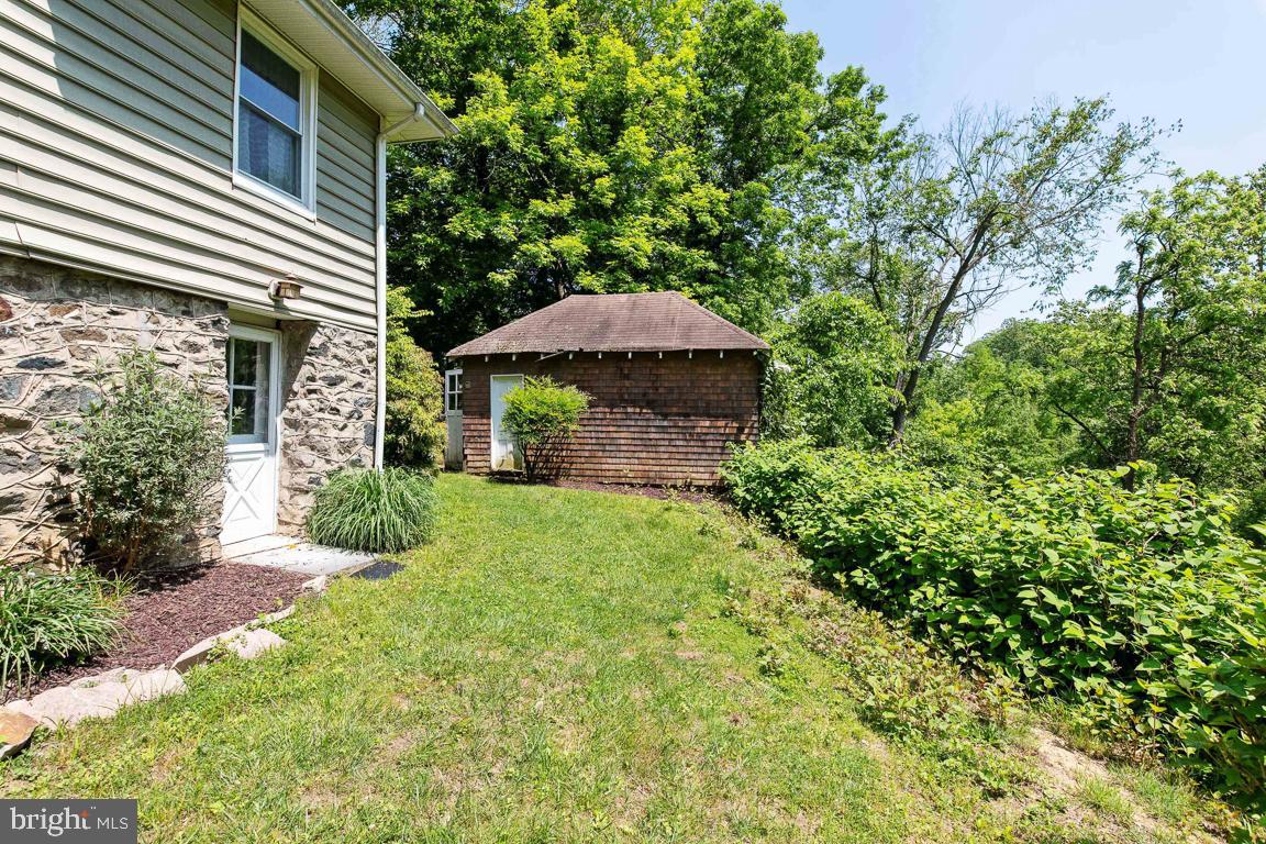 1813 Fairbank Road Baltimore, MD 21209 - Photo 57 of 65 Side yard