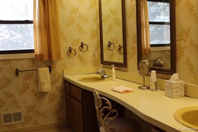 388 Silvervale Drive Rochester, MI 48309 - Photo 13 of 16 Full Main Bath