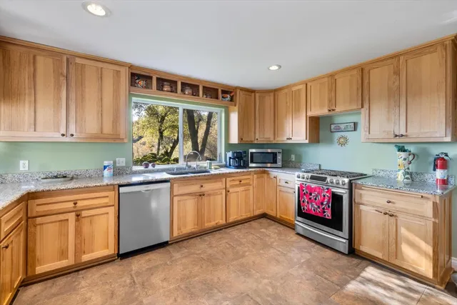 a view of a house with backyard and garden