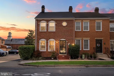 $899,000 | 502 South Columbus Street, Alexandria, VA 22314