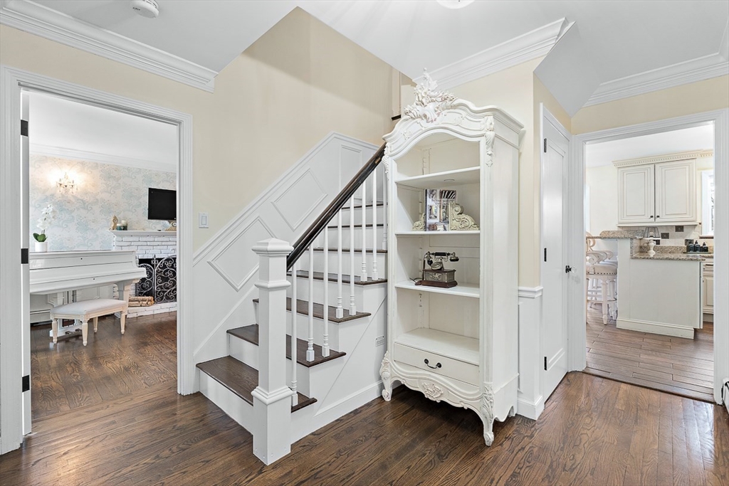 40 Pinewood Road Wellesley, MA 02482 - Photo 2 of 31