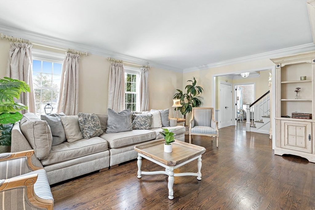 40 Pinewood Road Wellesley, MA 02482 - Photo 3 of 31