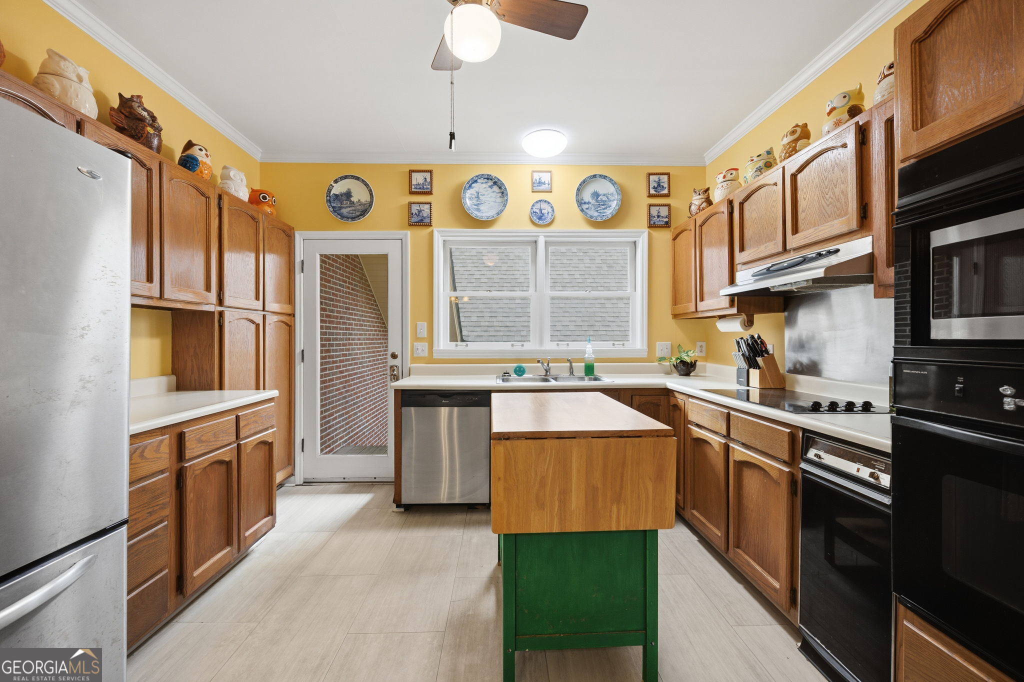1391 Briarcliff Road, Unit 4B Macon, GA 31211 - Photo 9 of 42 a kitchen with stainless steel appliances granite countertop a refrigerator a stove top oven a sink and dishwasher