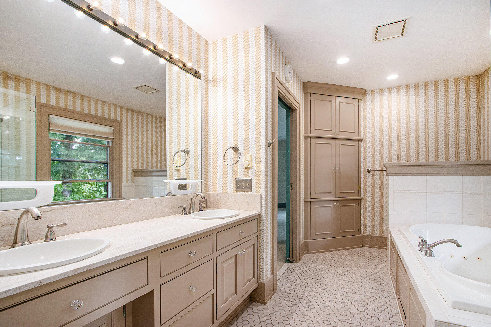 2340 Springhill Drive Kalamazoo, MI 49008 - Photo 22 of 51 018_2340springhill_21_61