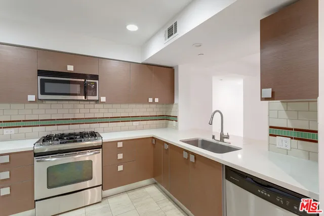 $4,140 | 1600 South Westgate Avenue, Unit 301, Los Angeles, CA 90025