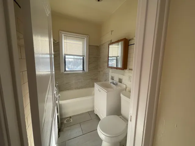 $1,450 | 115 East 68th Street, Unit 2A, Chicago, IL 60637