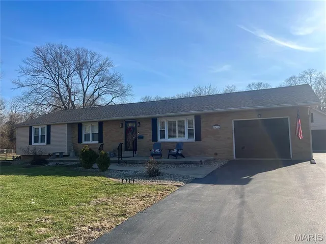 $295,000 | 2425 Gayle Avenue, Alton, IL 62002