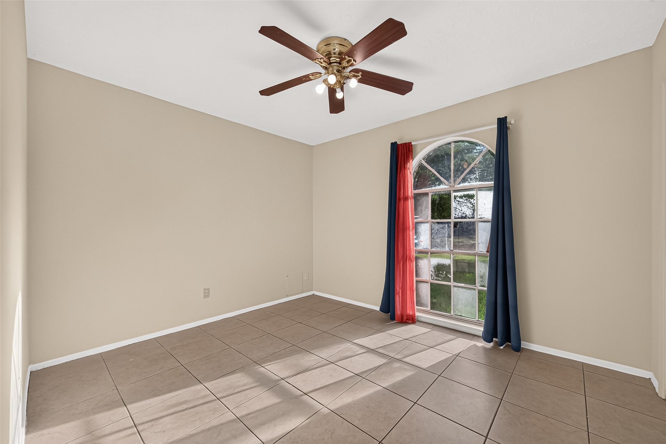 8638 Little River Road Houston, TX 77064 - Photo 28 of 39 2nd bedroom at front of home.