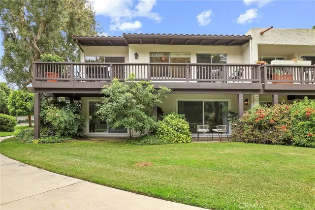 a view of a yard in front of house