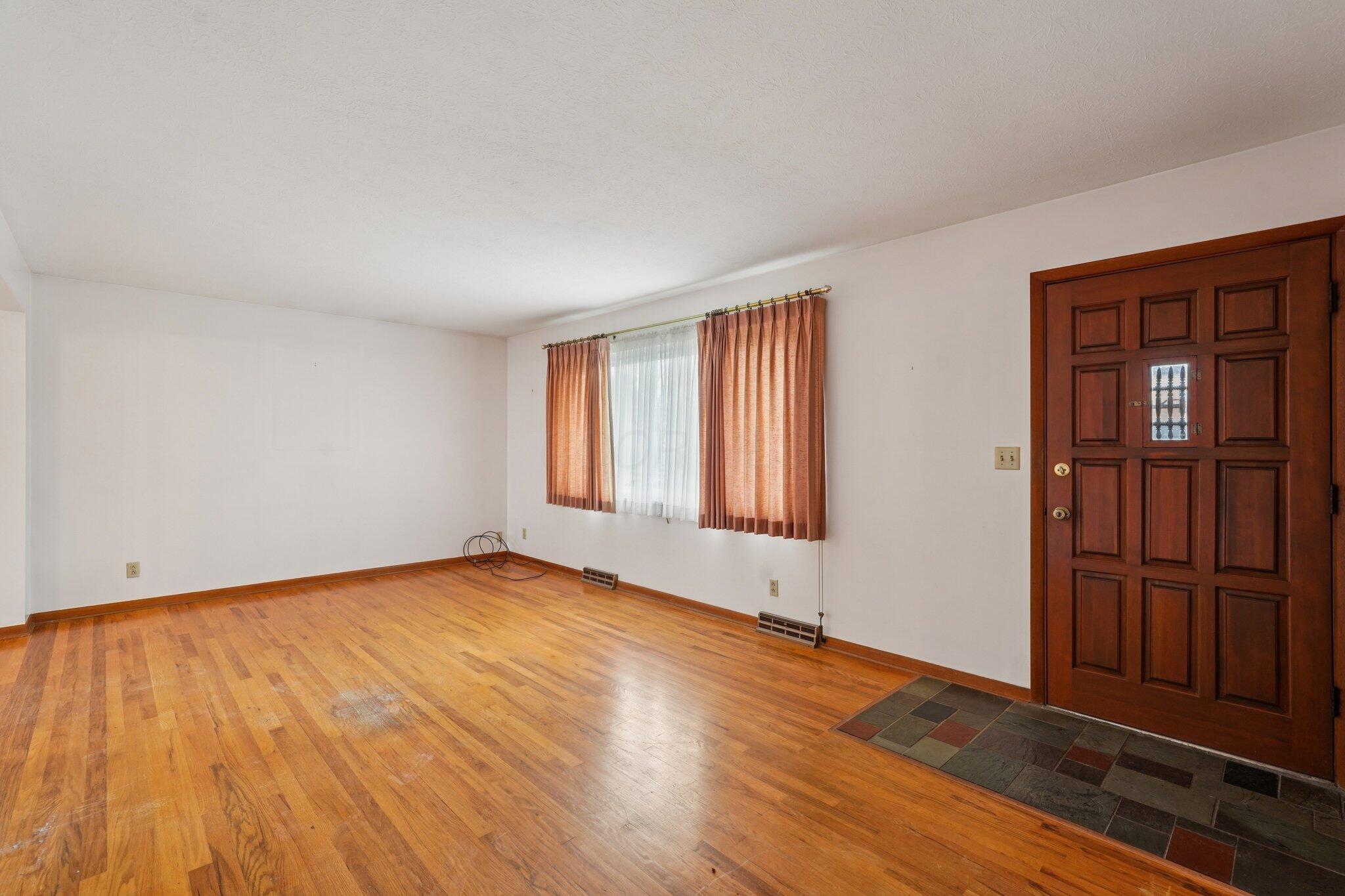5575 Karl Road Columbus, OH 43229 - Photo 11 of 29 Living Rm