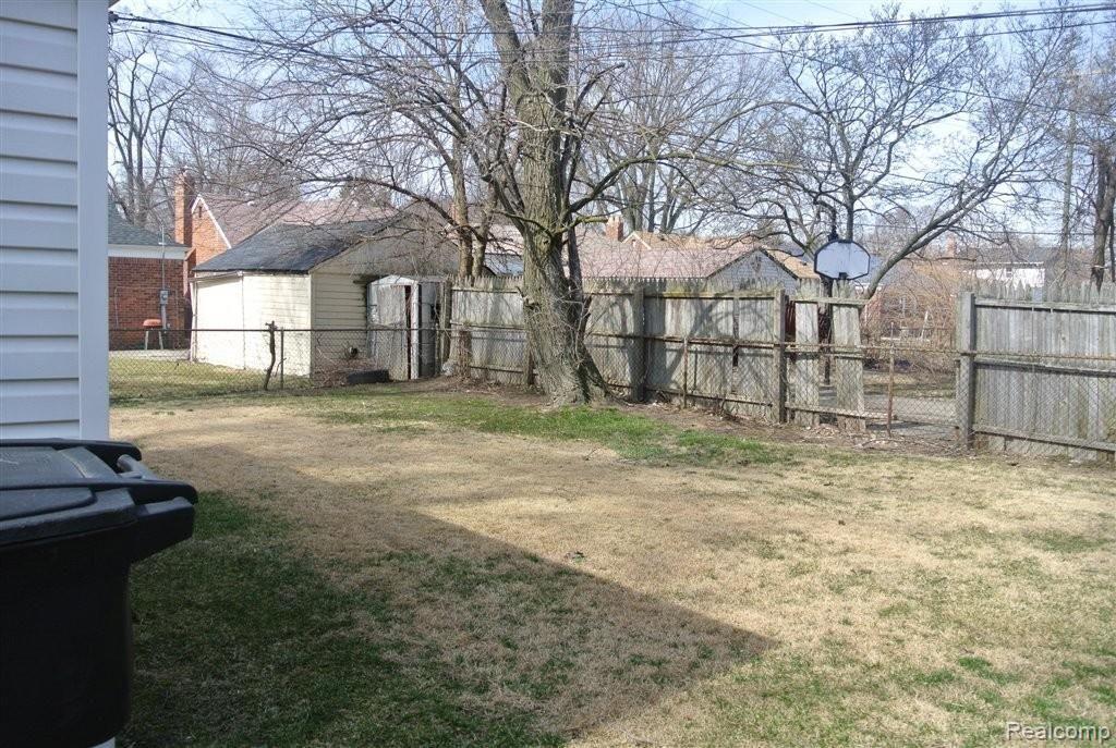 18455 Edinborough Road Detroit, MI 48219 - Photo 3 of 9 DSC_1040.JPG