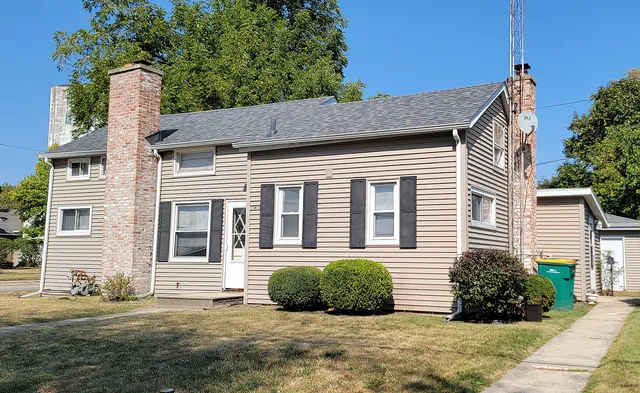 a view of a house with a yard