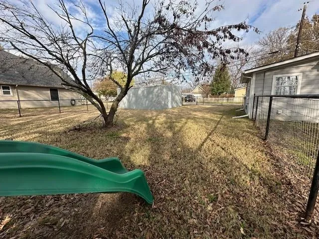 a view of yard with tree