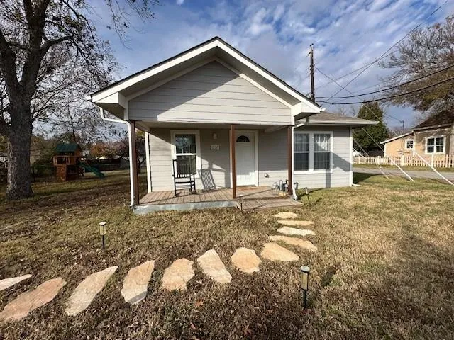 $1,750 | 414 West Jefferson Street, Van Alstyne, TX 75495