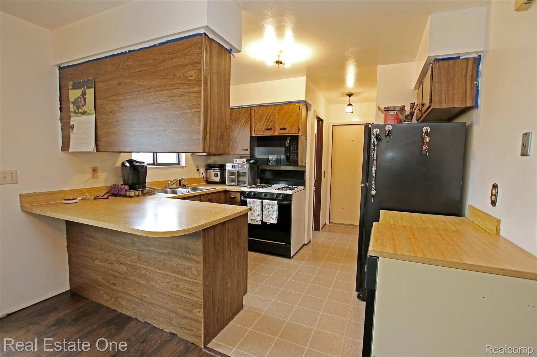 940 South Hurd Road Oxford, MI 48371 - Photo 12 of 57 12) Kitchen.jpg