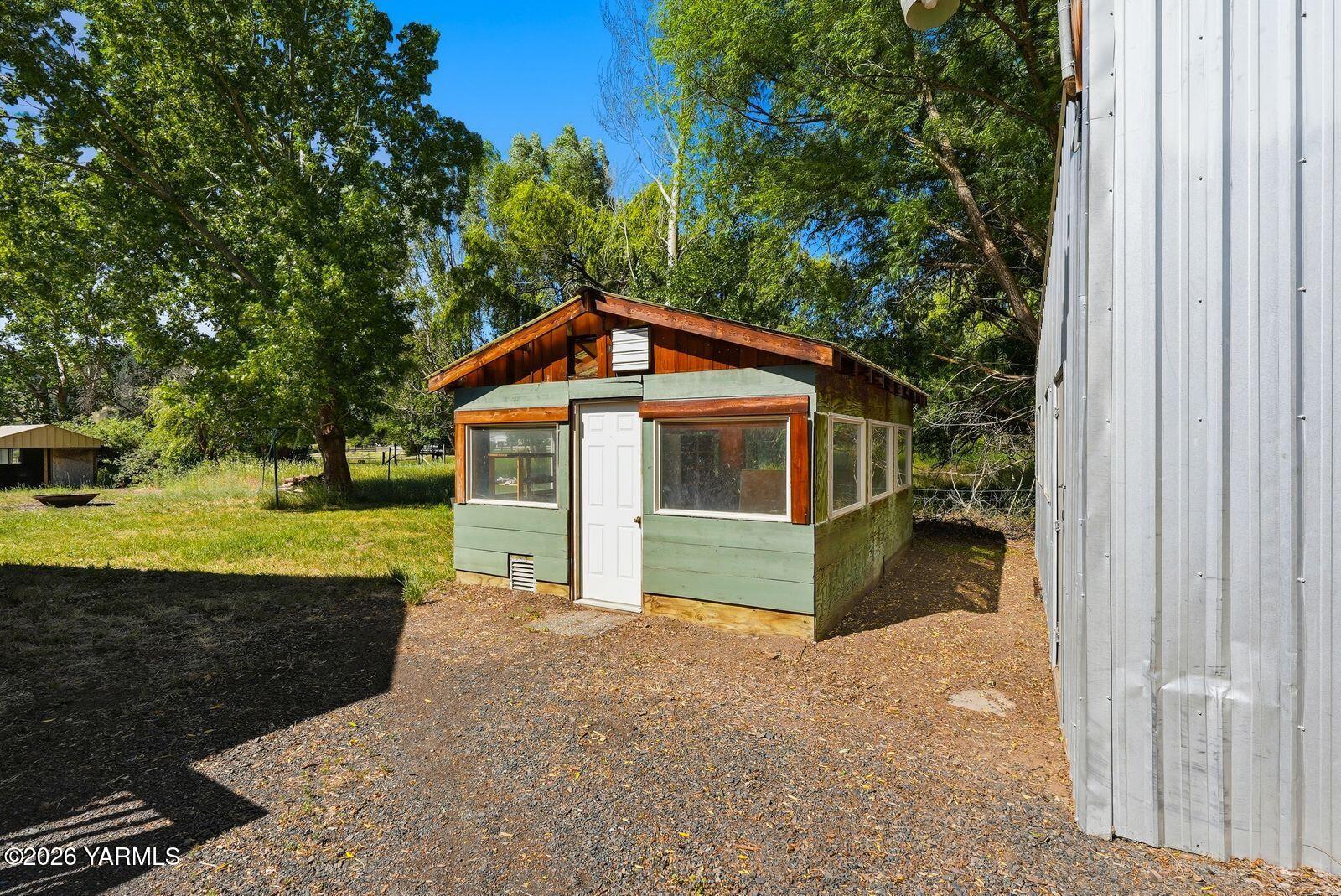 3780 Nile Road Naches, WA 98937 - Photo 25 of 43 a front view of a house with a yard