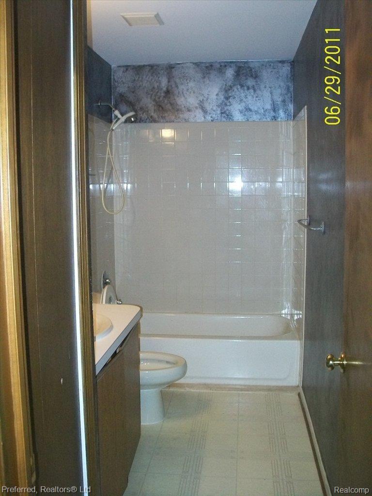 648 Decker Road Walled Lake, MI 48390 - Photo 16 of 22 Bath