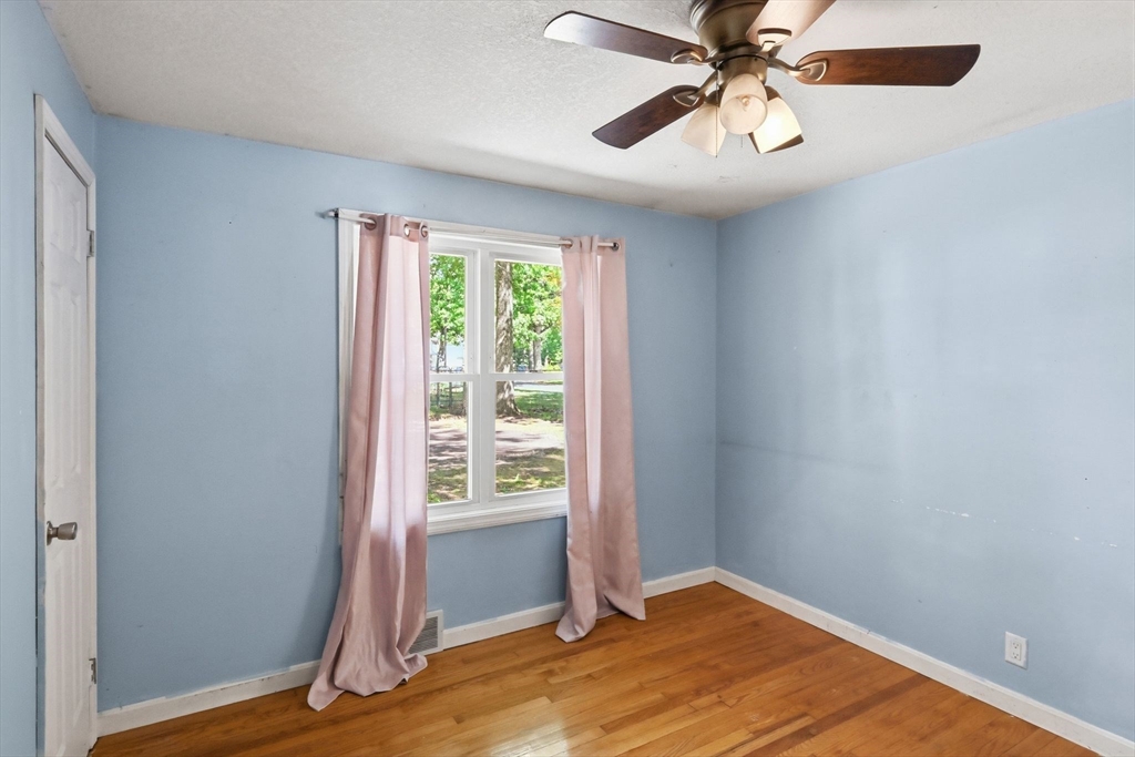 881 Roosevelt Avenue Springfield, MA 01109 - Photo 18 of 35