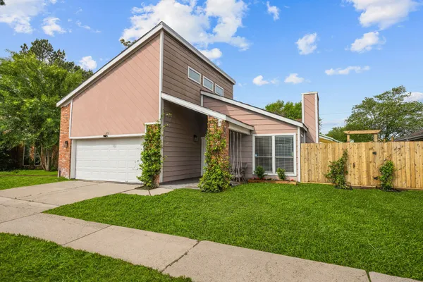 a view of a house with yard and tree s