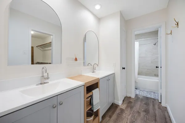 a en suite bathroom with a double vanity sink and a mirror