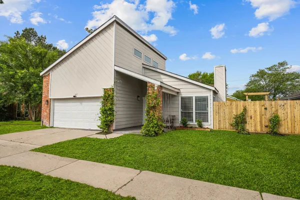 a view of a house with yard and tree s