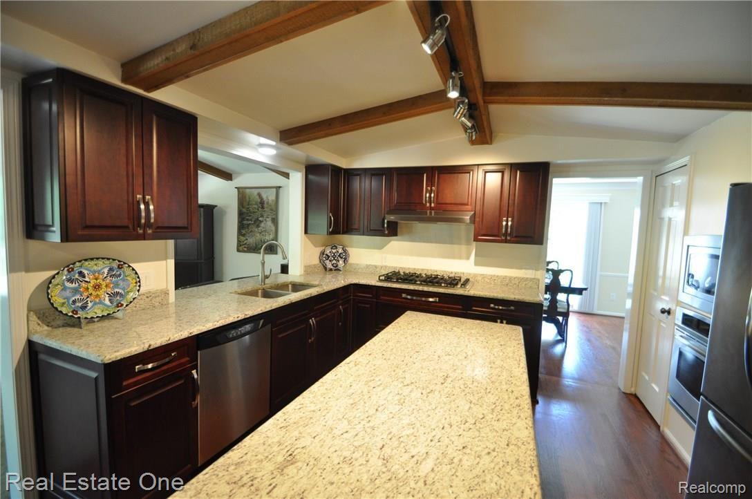 1815 Jason Circle Rochester, MI 48306 - Photo 8 of 39 11.JPG