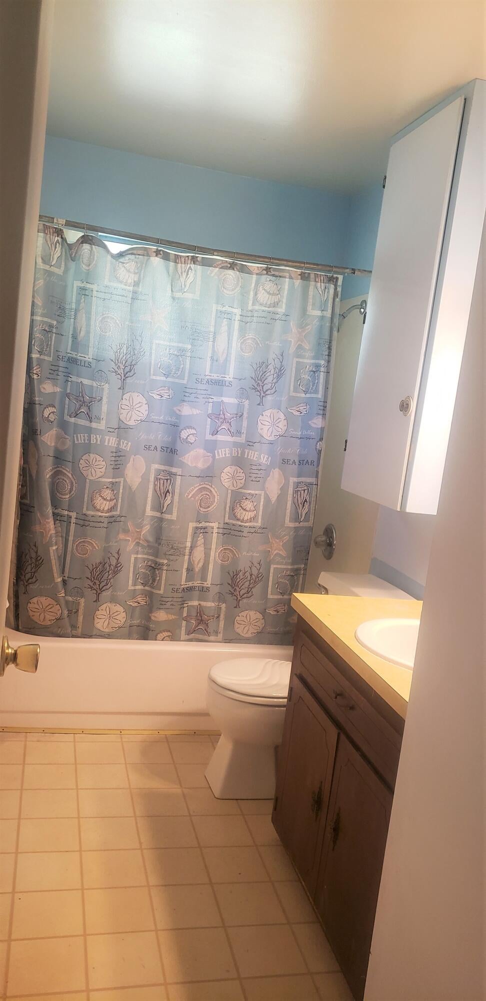 1424 Dick George Road Cave Junction, OR 97523 - Photo 14 of 22 Hallway guest bath