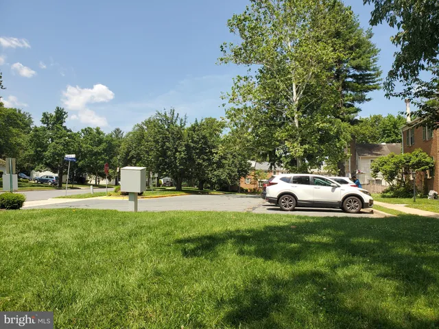 $2,850 | 2 Chantilly Court, Rockville, MD 20850