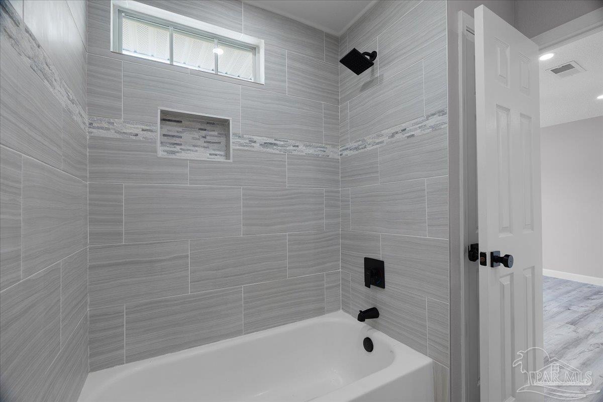 601 East Burgess Road, Unit J2 Pensacola, FL 32504 - Photo 24 of 38 a bathroom with a bathtub