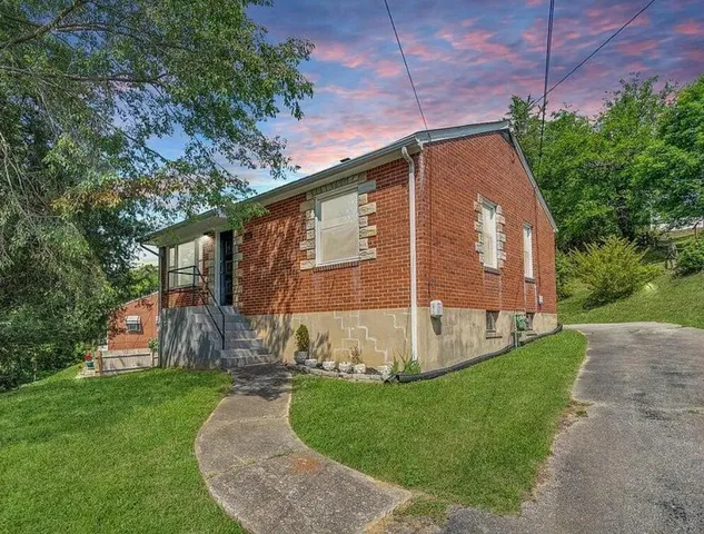 a view of a back yard of the house