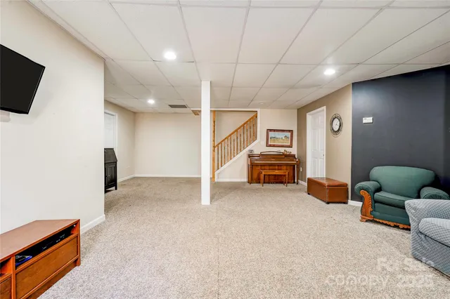 a view of livingroom with furniture