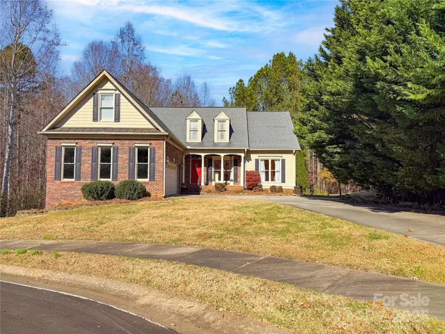 a view of a yard in front of house