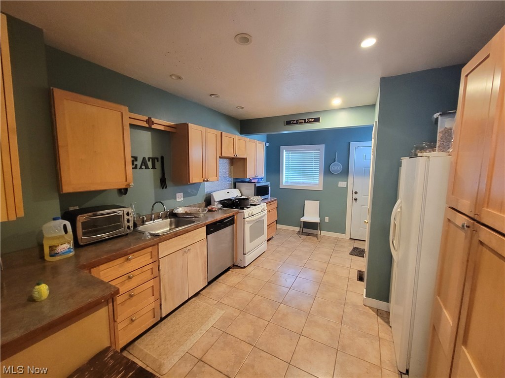 1166 Winston Road Cleveland, OH 44121 - Photo 13 of 24
