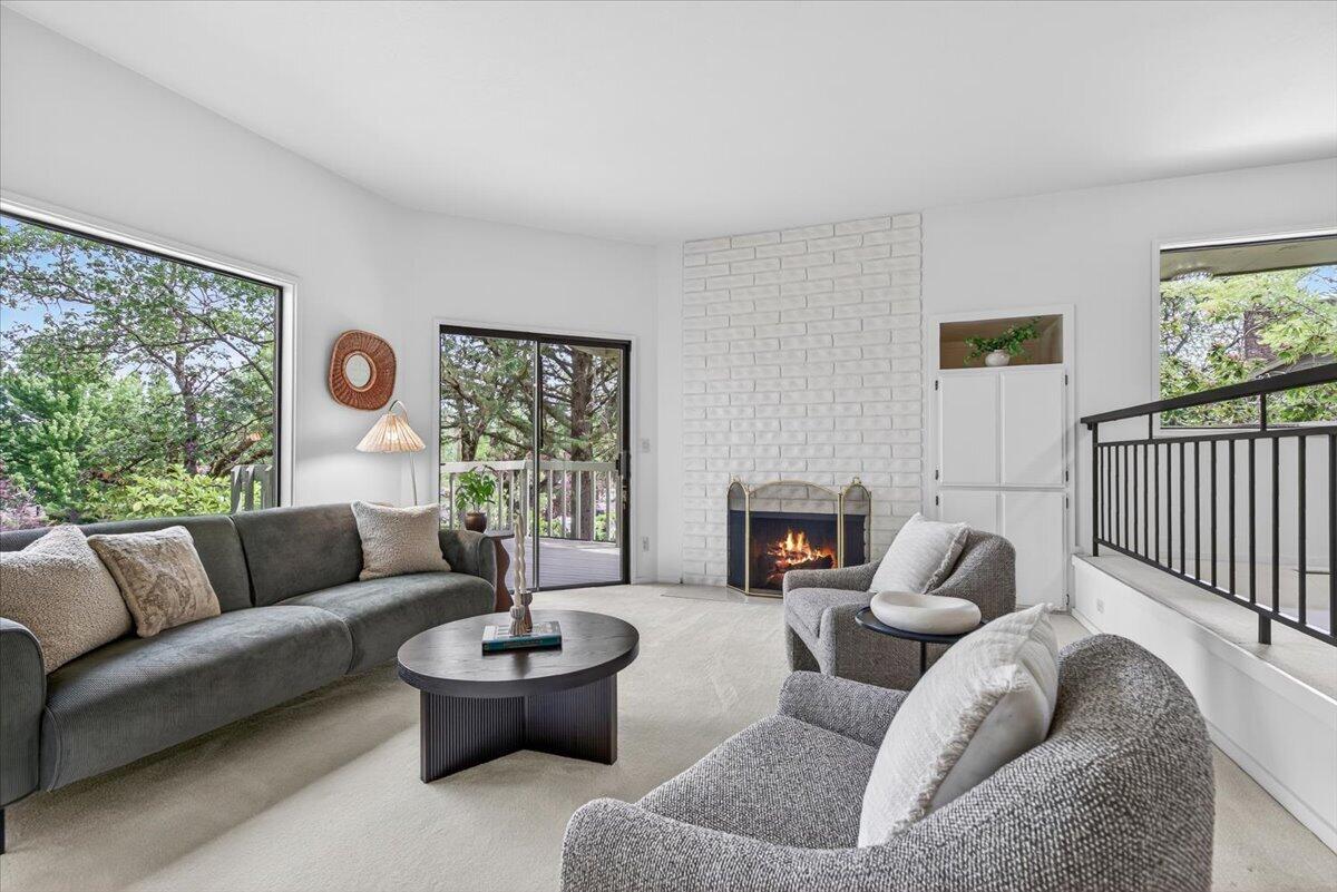 2647 Freedom Way Medford, OR 97504 - Photo 7 of 38 a living room with furniture and a large window