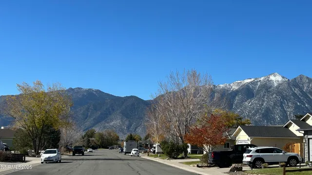 a view of the outside of the house