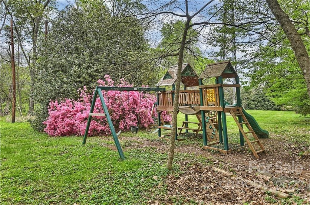 4023 Columbine Circle Charlotte, NC 28211 - Photo 30 of 35 a view of outdoor space yard and deck