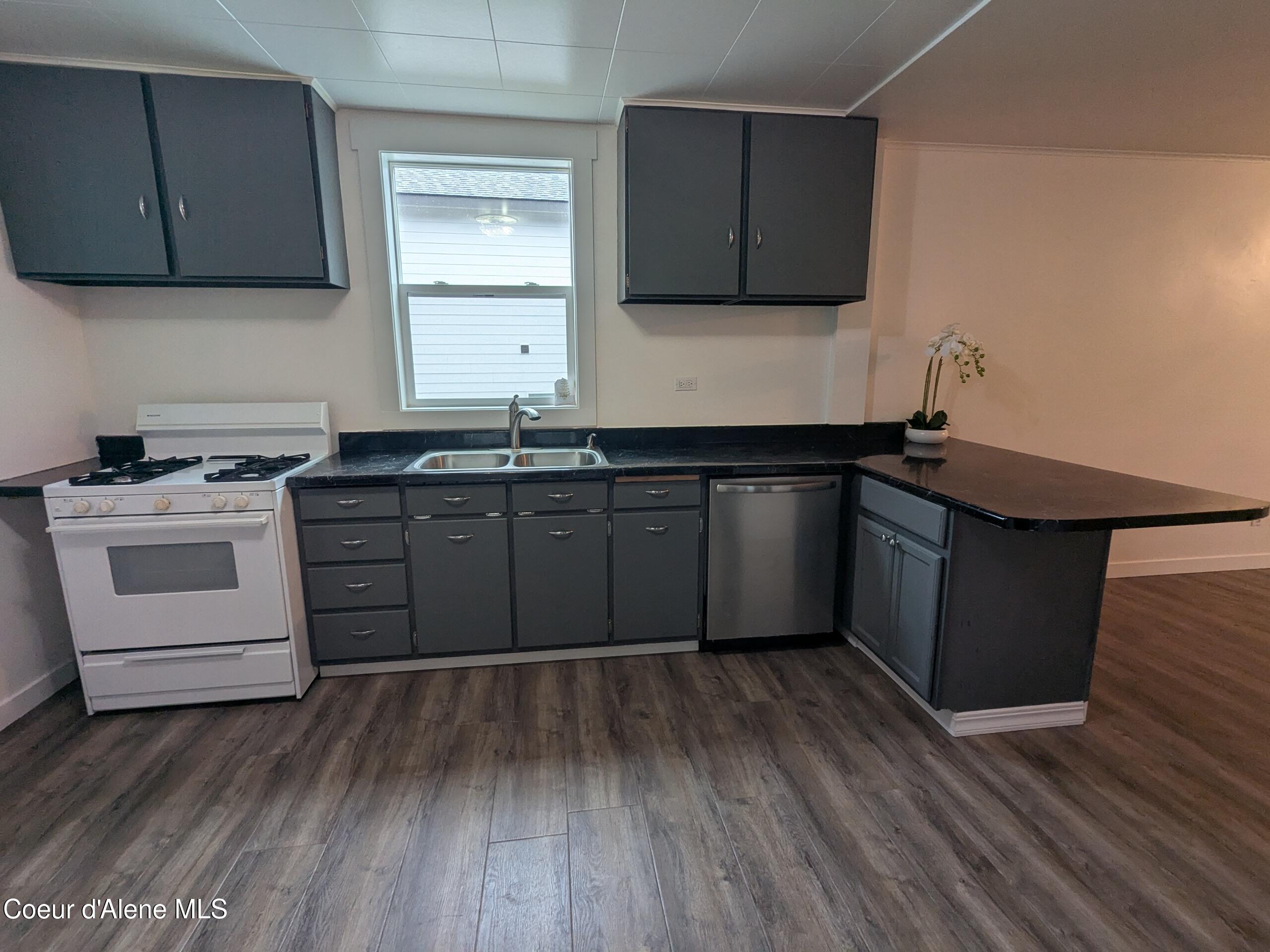 402 Main Street Wardner, ID 83837 - Photo 11 of 32 Kitchen Pic 4