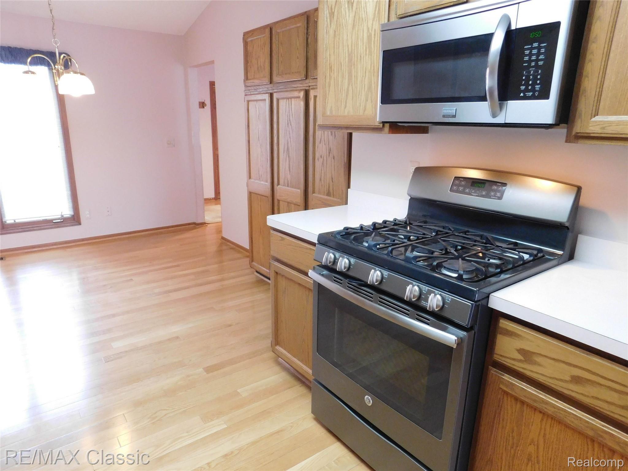21840 River Ridge Trail, Unit 104 Farmington, MI 48335 - Photo 13 of 35 GAS RANGE IN KITCHEN
