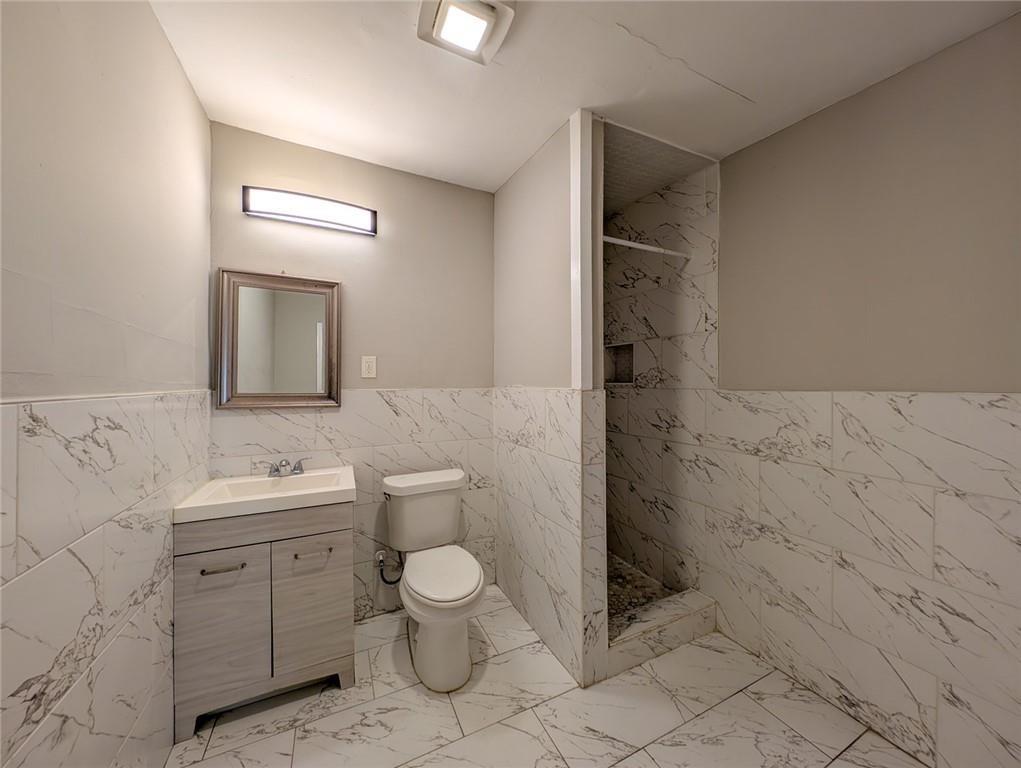 1672 Thornton Place Southwest Atlanta, GA 30315 - Photo 17 of 35 a bathroom with a toilet sink and mirror