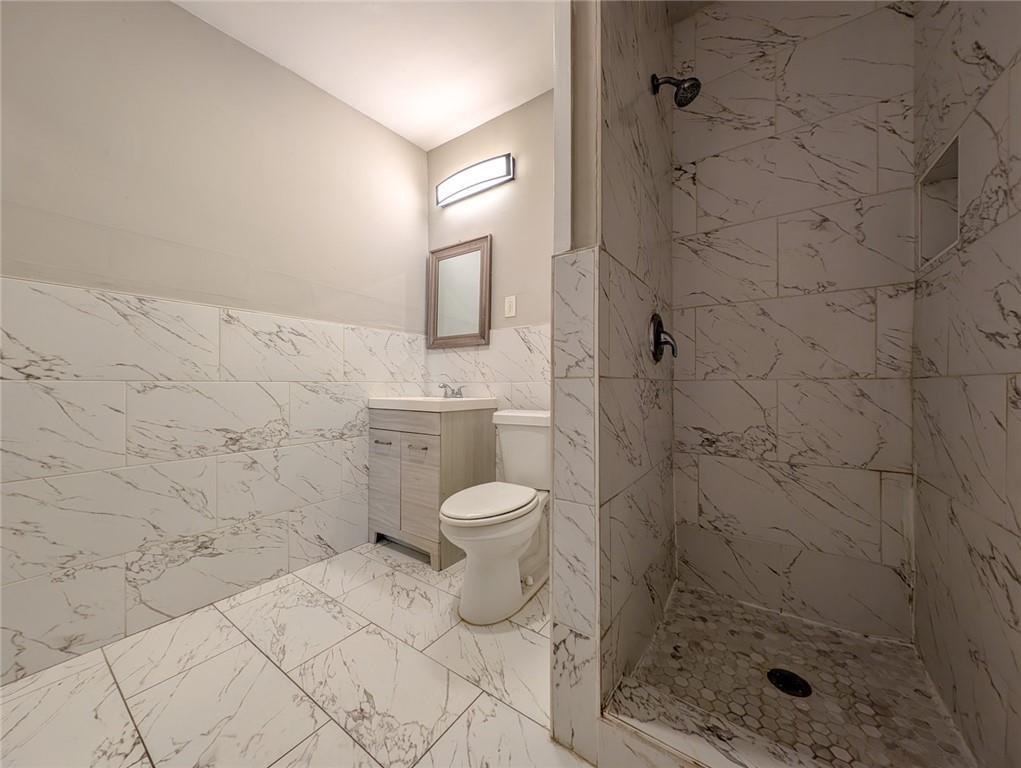1672 Thornton Place Southwest Atlanta, GA 30315 - Photo 18 of 35 a bathroom with a toilet and a shower