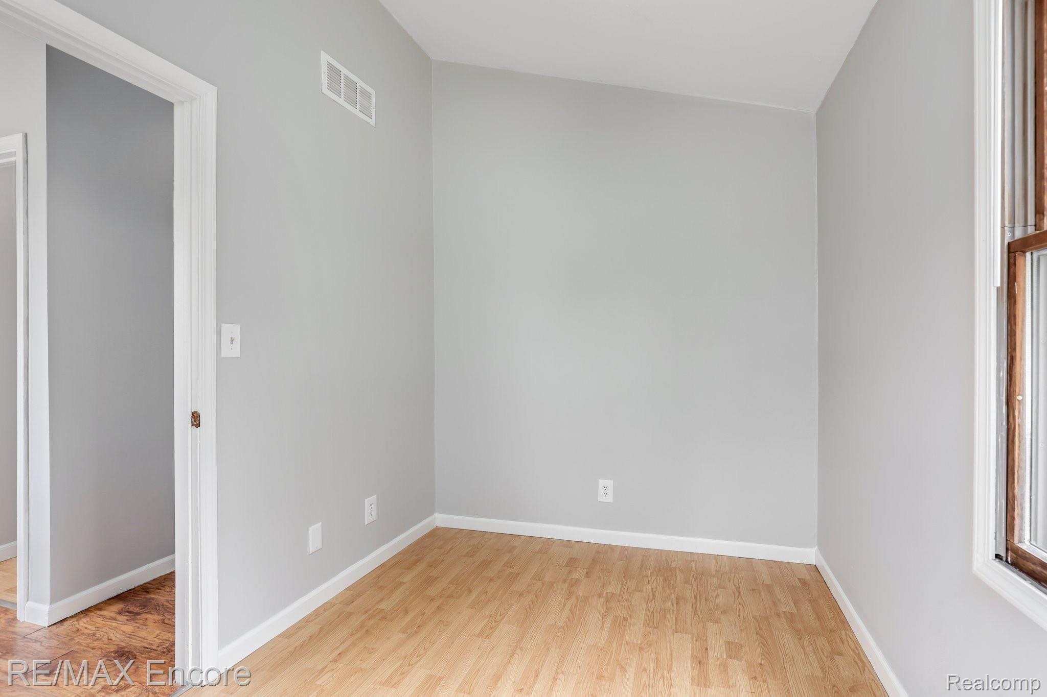 7238 Andersonville Road Clarkston, MI 48346 - Photo 23 of 33 Upper Bedroom 3 - Closet