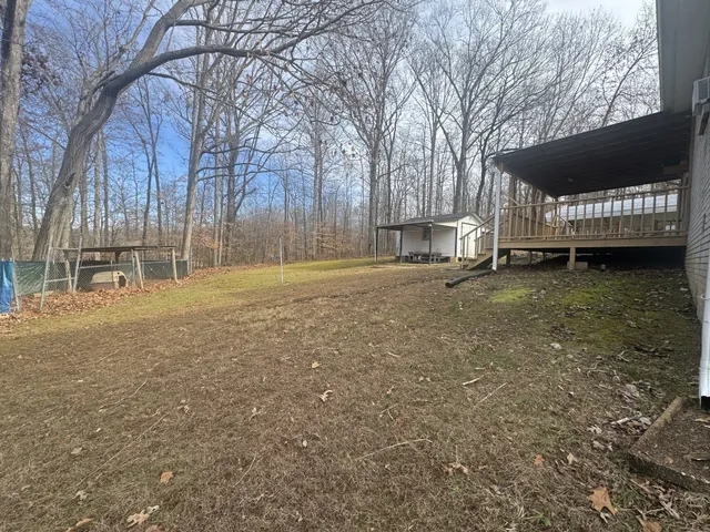 a barn is sitting in the middle of a yard