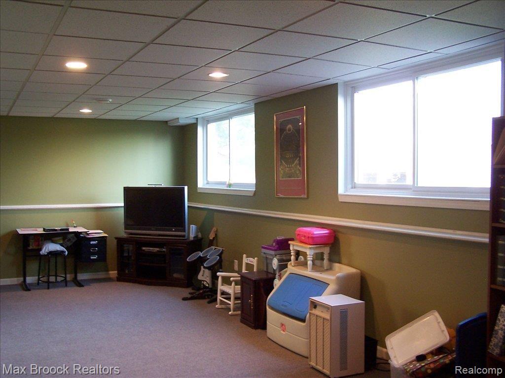 713 Elmwood Court Rochester, MI 48307 - Photo 20 of 21 Daylight Windows