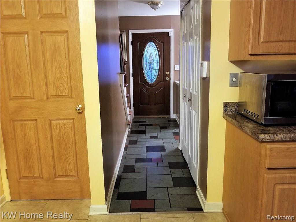 29915 Rambling Road Southfield, MI 48076 - Photo 9 of 35