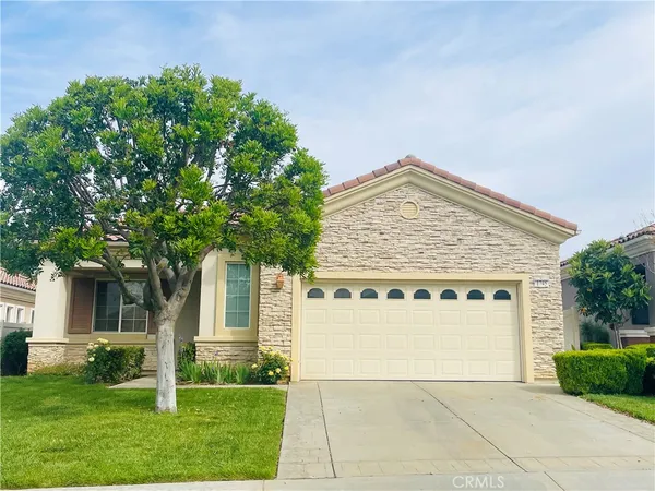 a view of front of a house with a yard