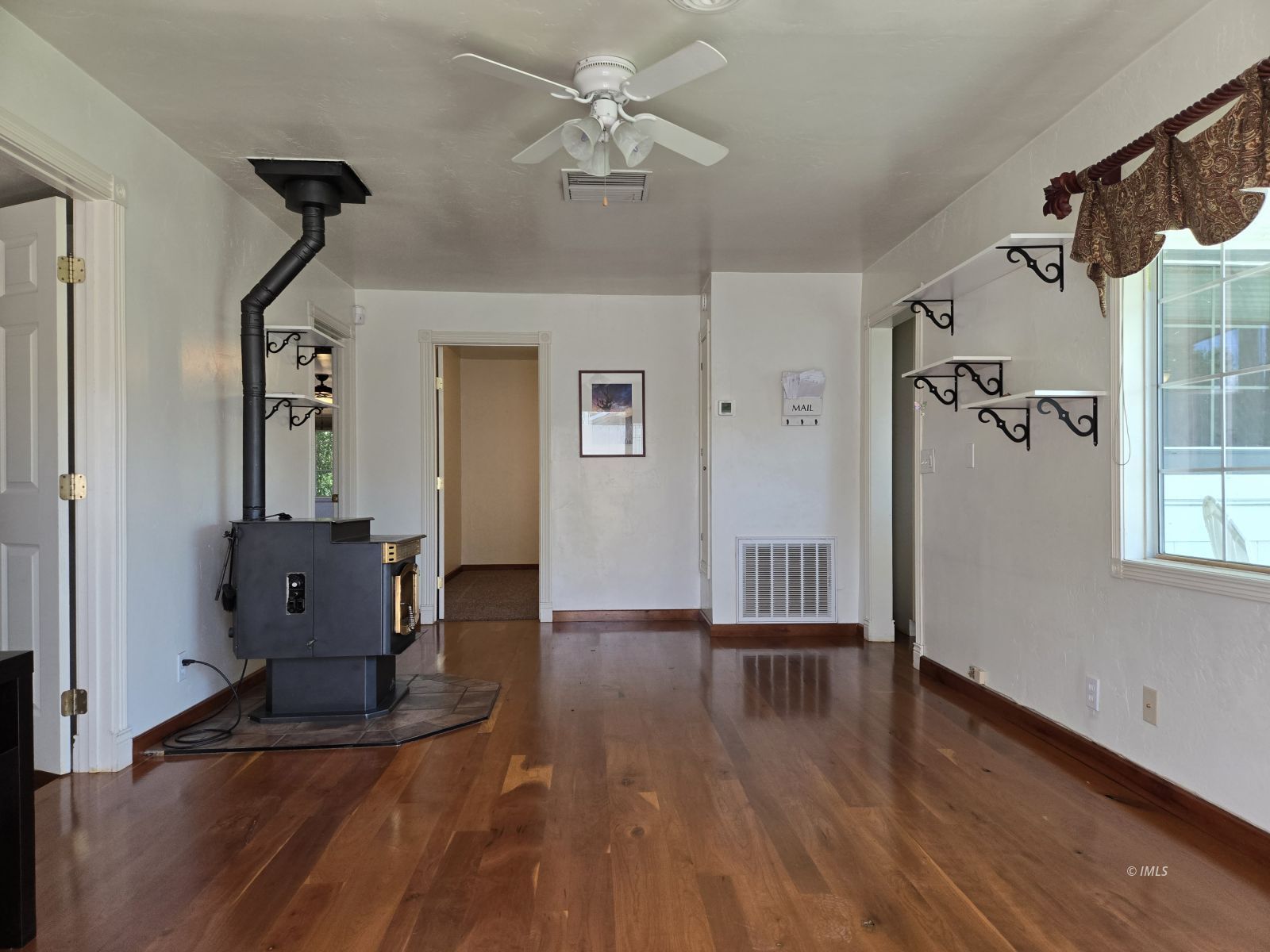 1443 Shelly Creek Road Bishop, CA 93514 - Photo 4 of 19 Entry Room
