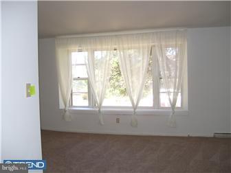 8829 Blue Grass Road Philadelphia, PA 19152 - Photo 4 of 12 Living Room